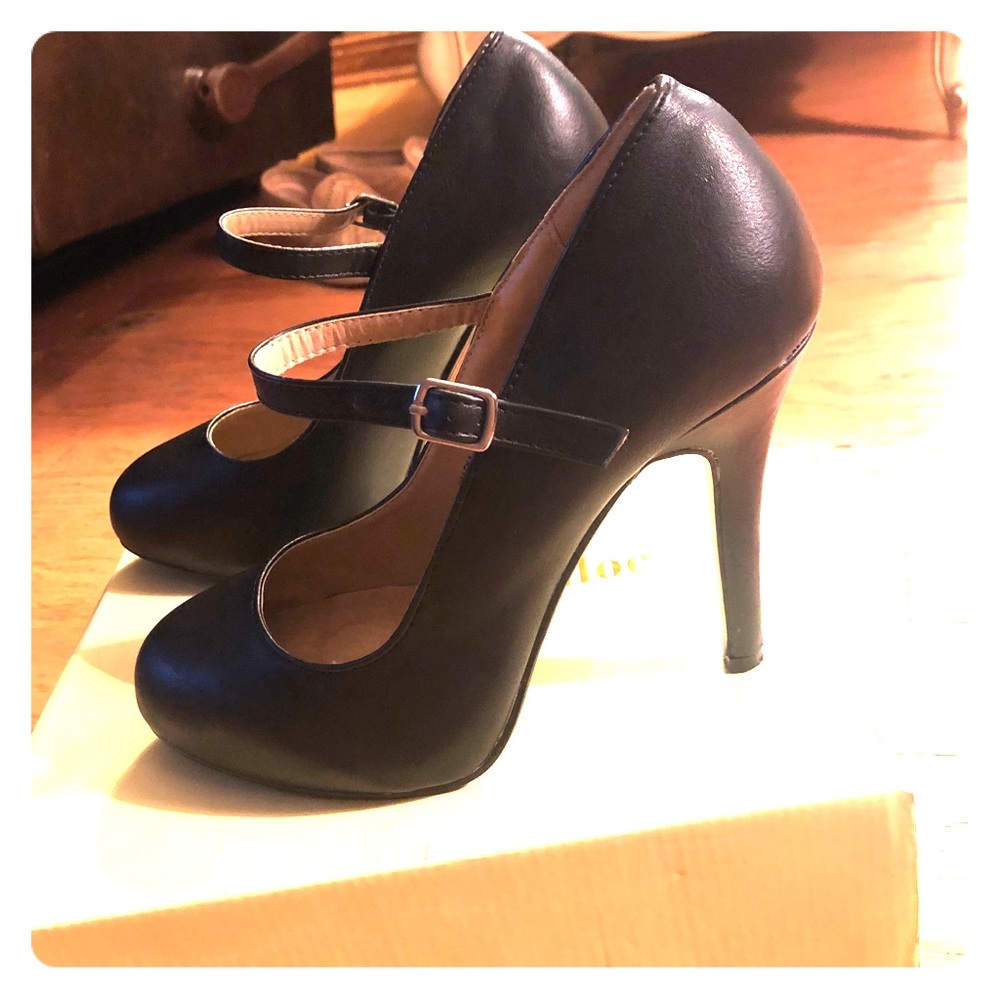 Chase & Chloe black closed toe heels size 8